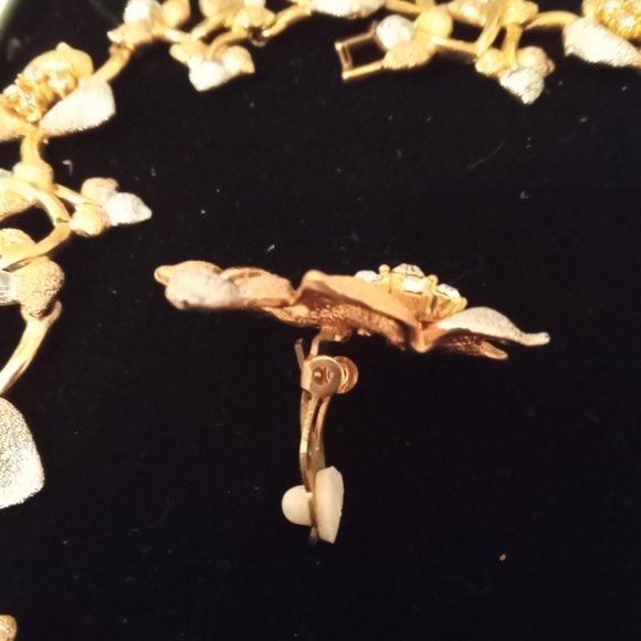 🎁 FREE GIFT INCLUDED 🎁 NWOT Fashion Jewelry Necklace & Clip-on Earrings Set - Picture 6 of 7